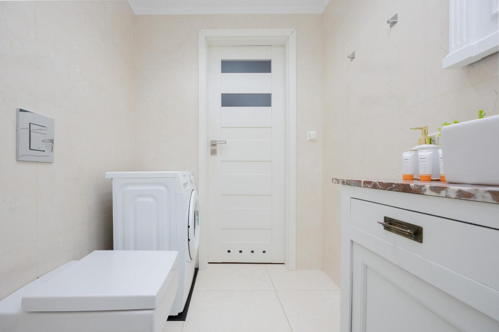 Elegant Filtry With Parking In By Renters Apartament *